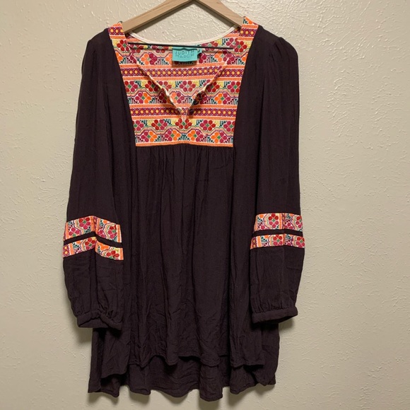 Judith March Tops - Judith March embroidered tunic top